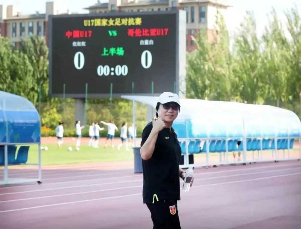 中国电影行业，从上个世纪20年代的艰难拓荒，到第四代导演创作带动整个中国电影的复兴，第五代导演带领中国电影从边缘走向中心，从底层走向上流